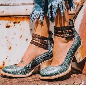 Freebird Randi Turquoise Crocco - size 7
